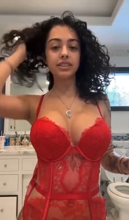 Malu Tre flashing on live